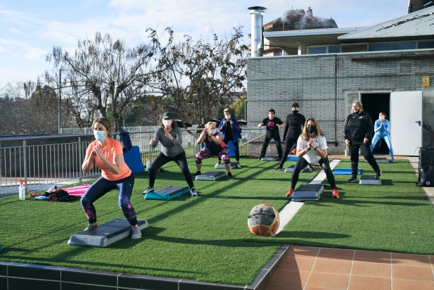 Unes usuàries del Sige Sport Castellar fent una classe dirigida d'step