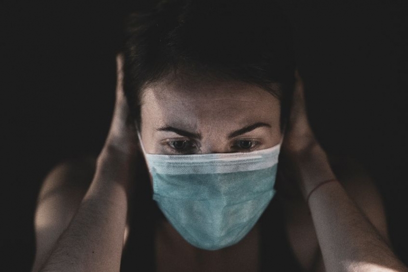 una mujer con mascarilla estresada por la pandemia foto unsplash_800x534