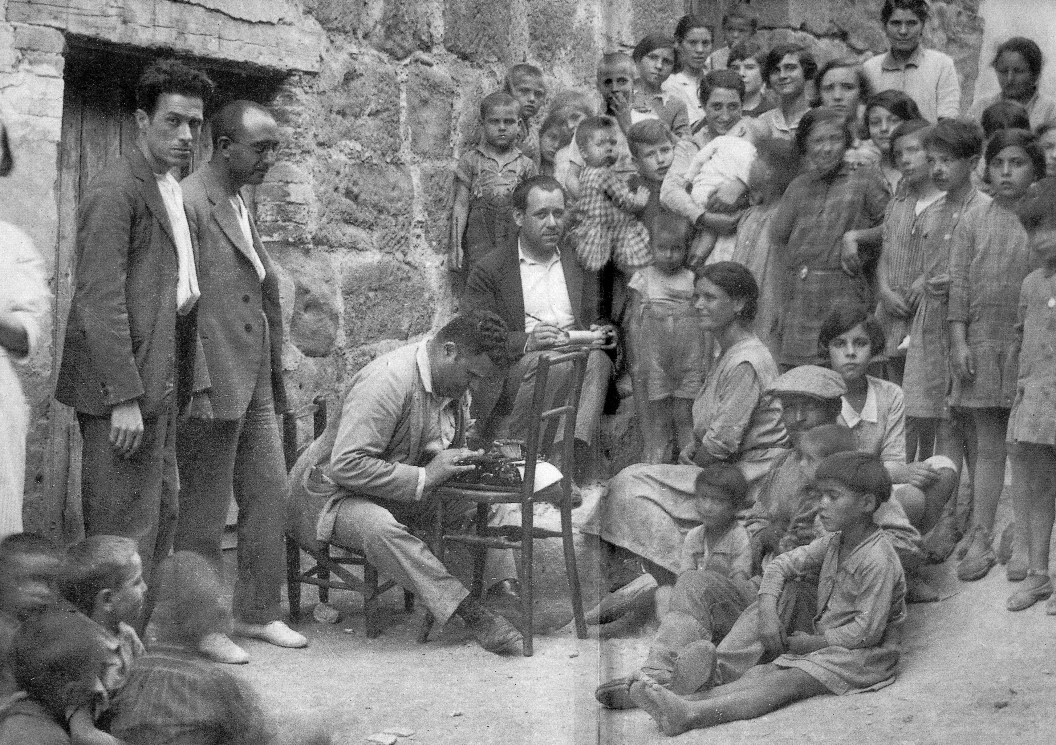 Joan Tomàs recull cançons a Balaguer (1930). || Dept. Cultura