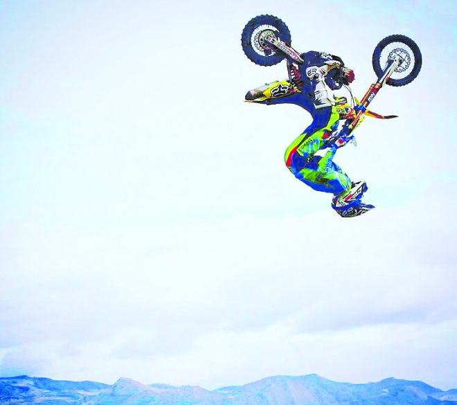 Kanka fent un salt amb una ‘pit bike’ durant el tour per l’Amèrica del Sud