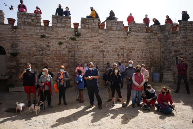 Els diferents assistents a la Trobada de Primavera seguint l'actuació del Cor de Cavallers