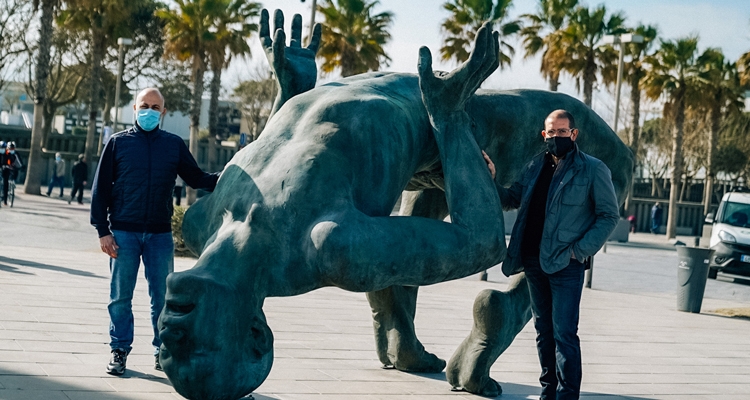 Javier Malavia i el  castellarenc Joan Coderch (a la dreta), amb la seva obra ‘Gigante de sal’. || CEDIDA