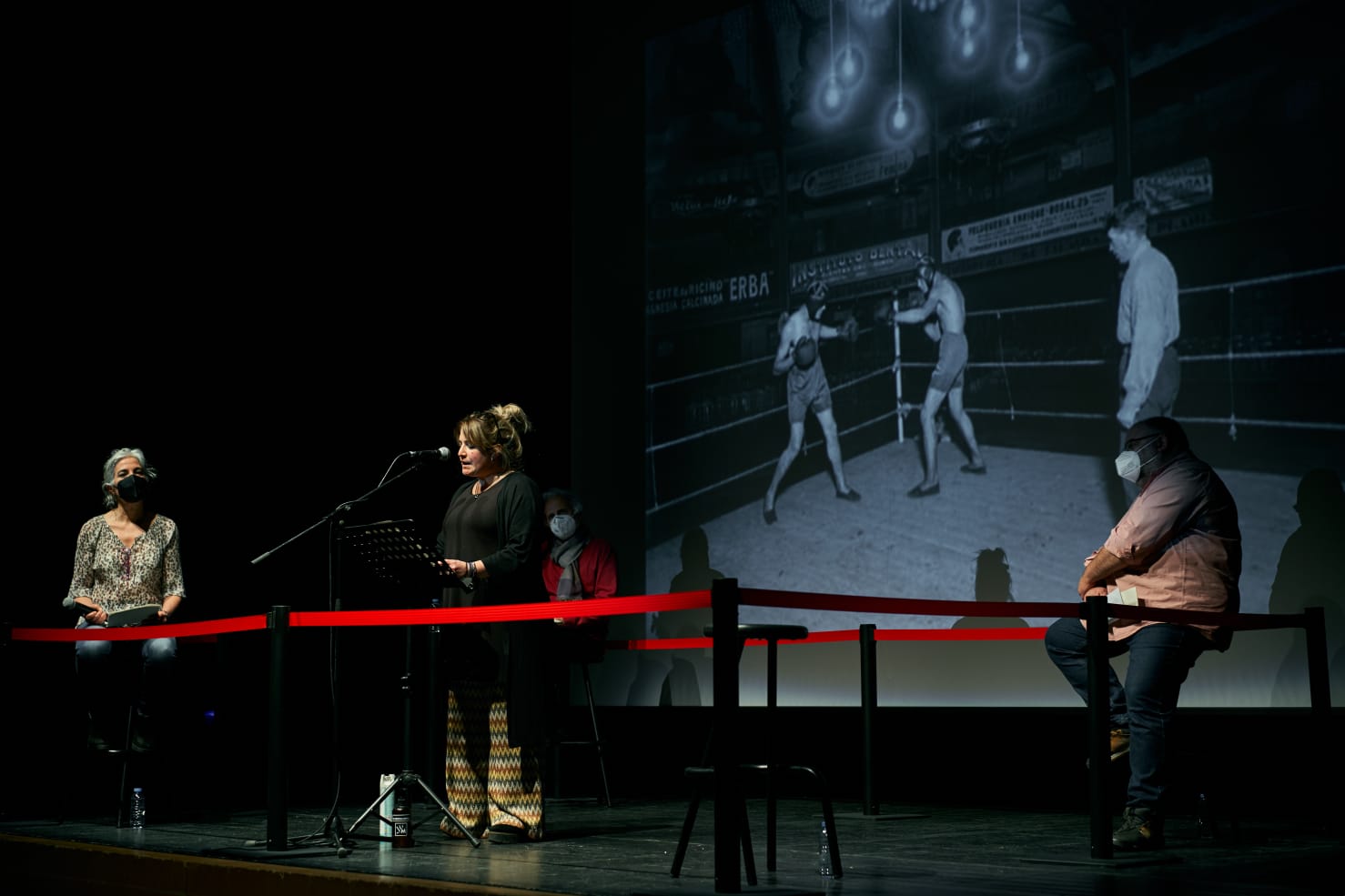 Agnès Hernández recita durant el Festival de Poesia Popular a l'Auditori Municipal. || Q. PASCUAL