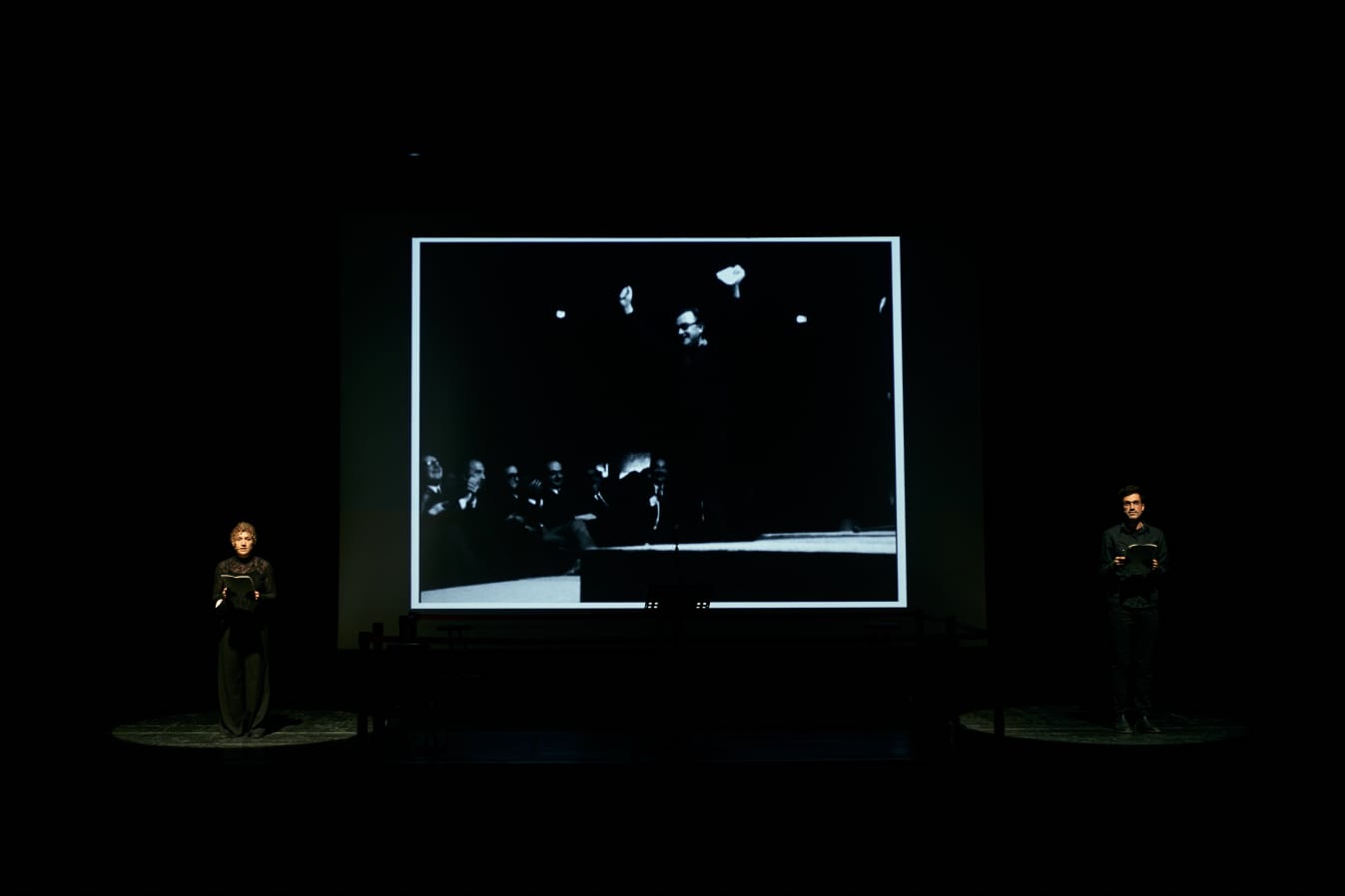 Els presentadors del Festival de Poesia Popular a l'Auditori Municipal, Jaume Clapés i Marina Antúnez, van recordar el Price dels Poetes del 1970. || Q. PASCUAL