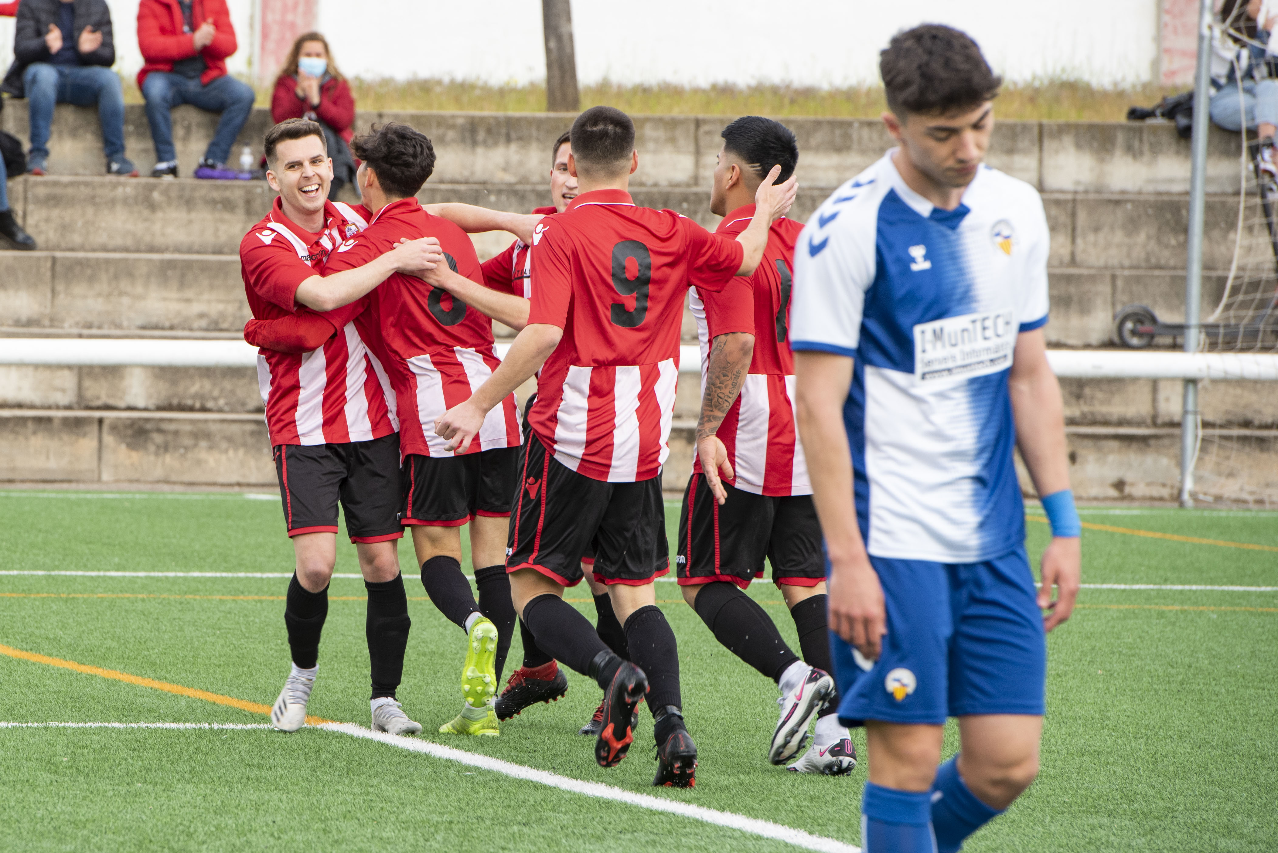 L’equip celebra el primer gol del partit d’Àlex Moreno, que ja suma dues jornades consecutives marcant. || a.san andrés