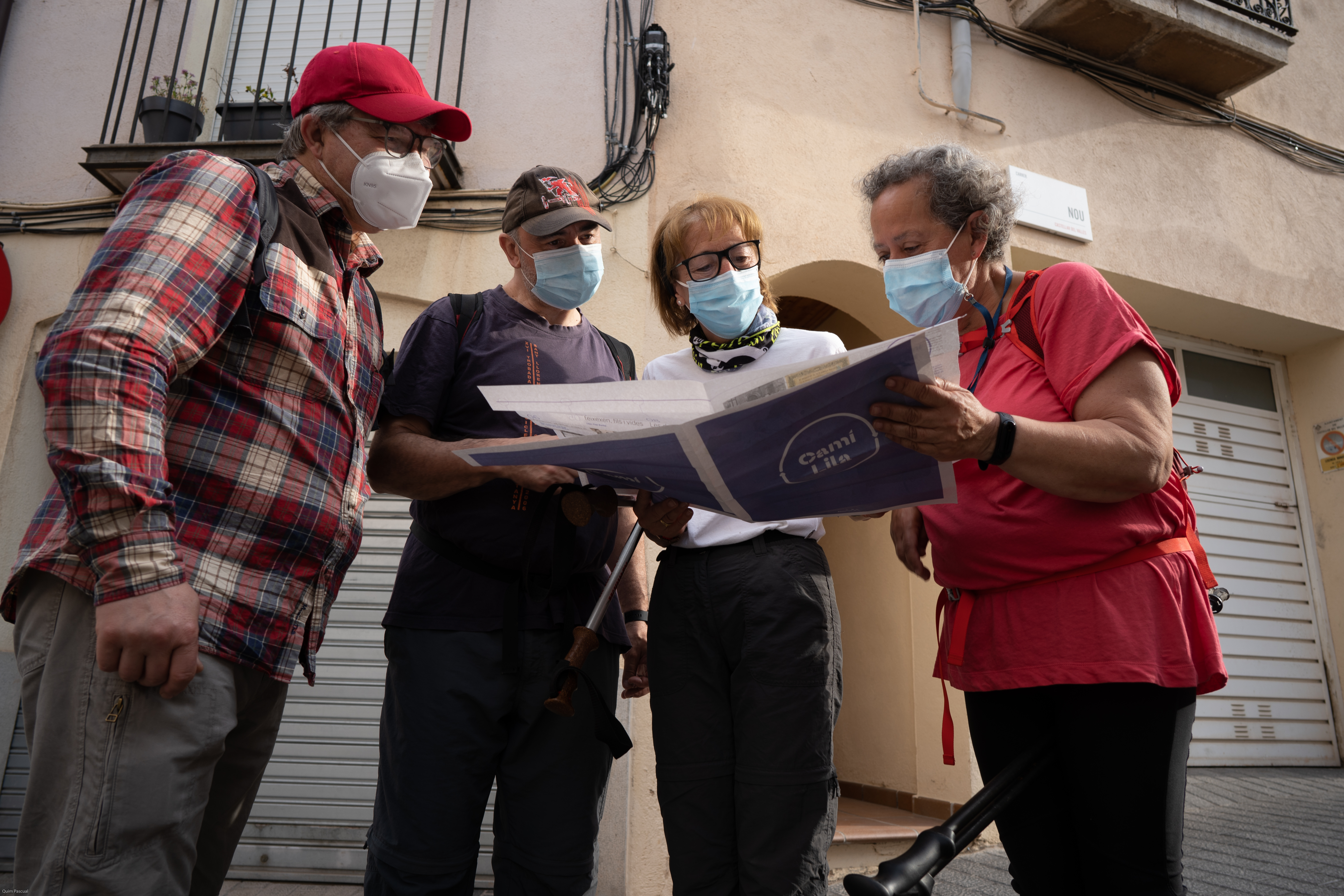 Participants al Camí Lila, seguint les instruccions de l'itinerari a través del suplement de L'Actual. || Q. PASCUAL