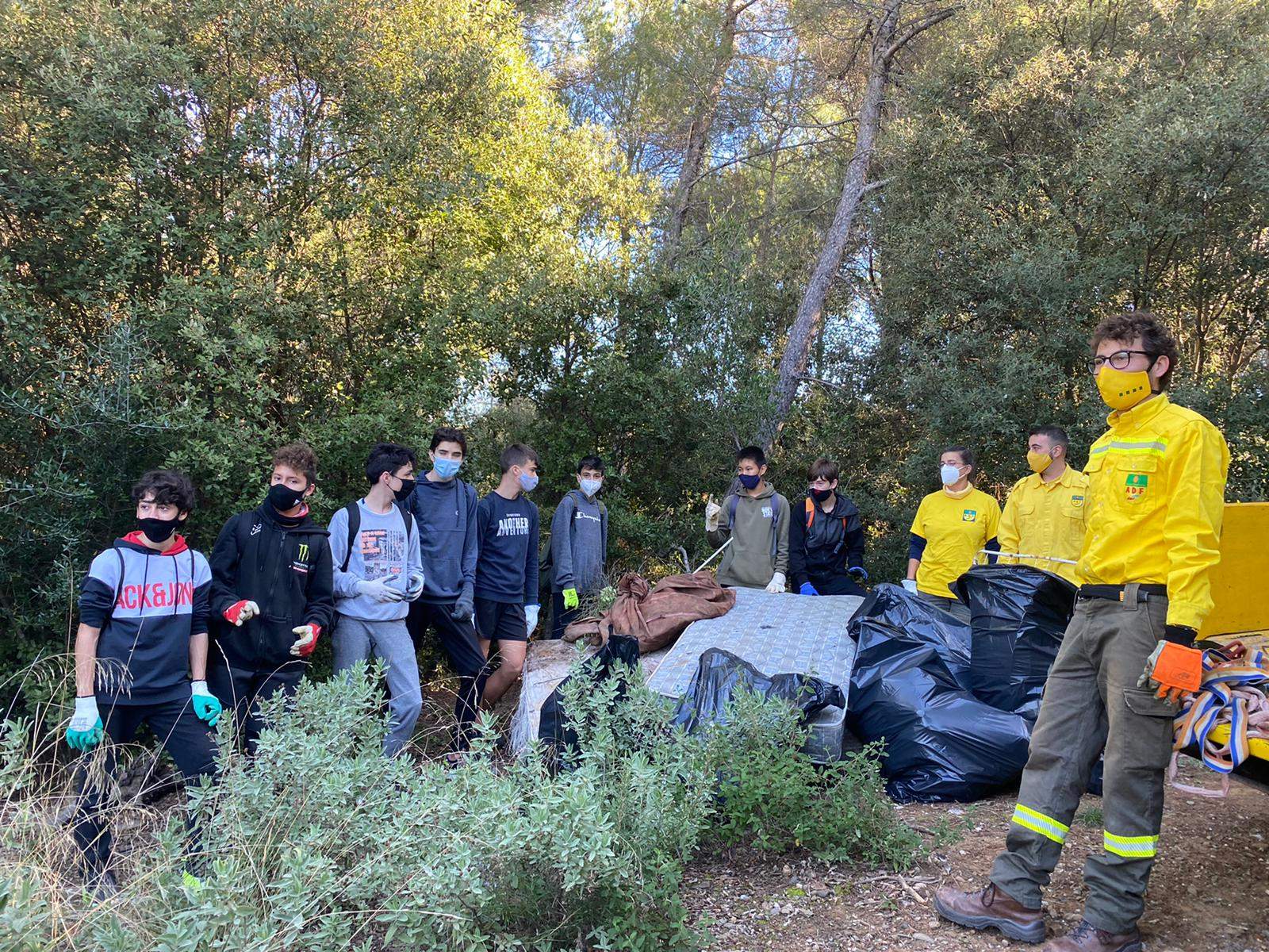 Alumnes de l'Institut Puig de la Creu fent el servei amb l'ADF Alumnes de l'Institut Puig de la Creu fent el servei amb l'ADF