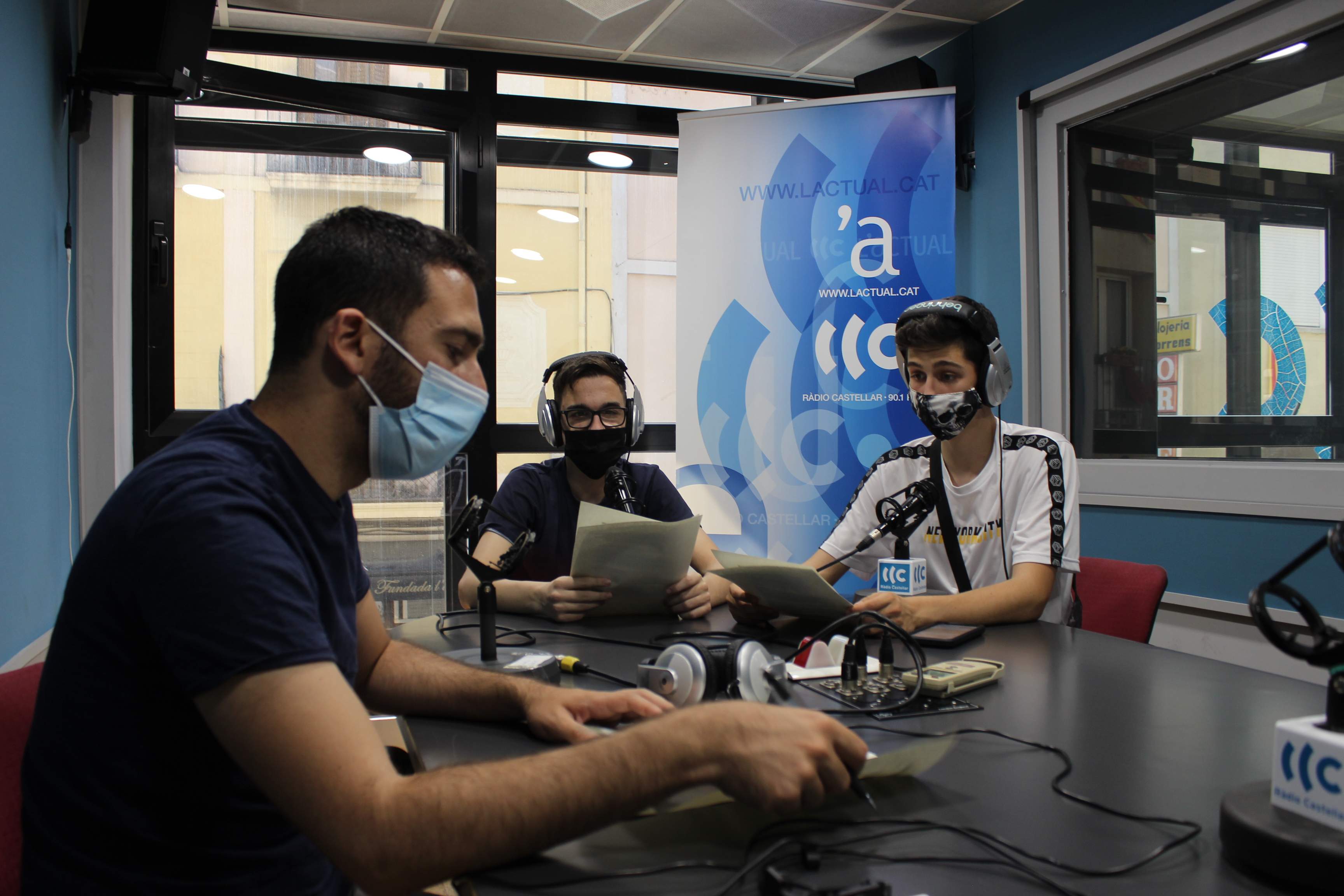 Alumnes de l’Institut Castellar a la ràdio municipal preparant un programa