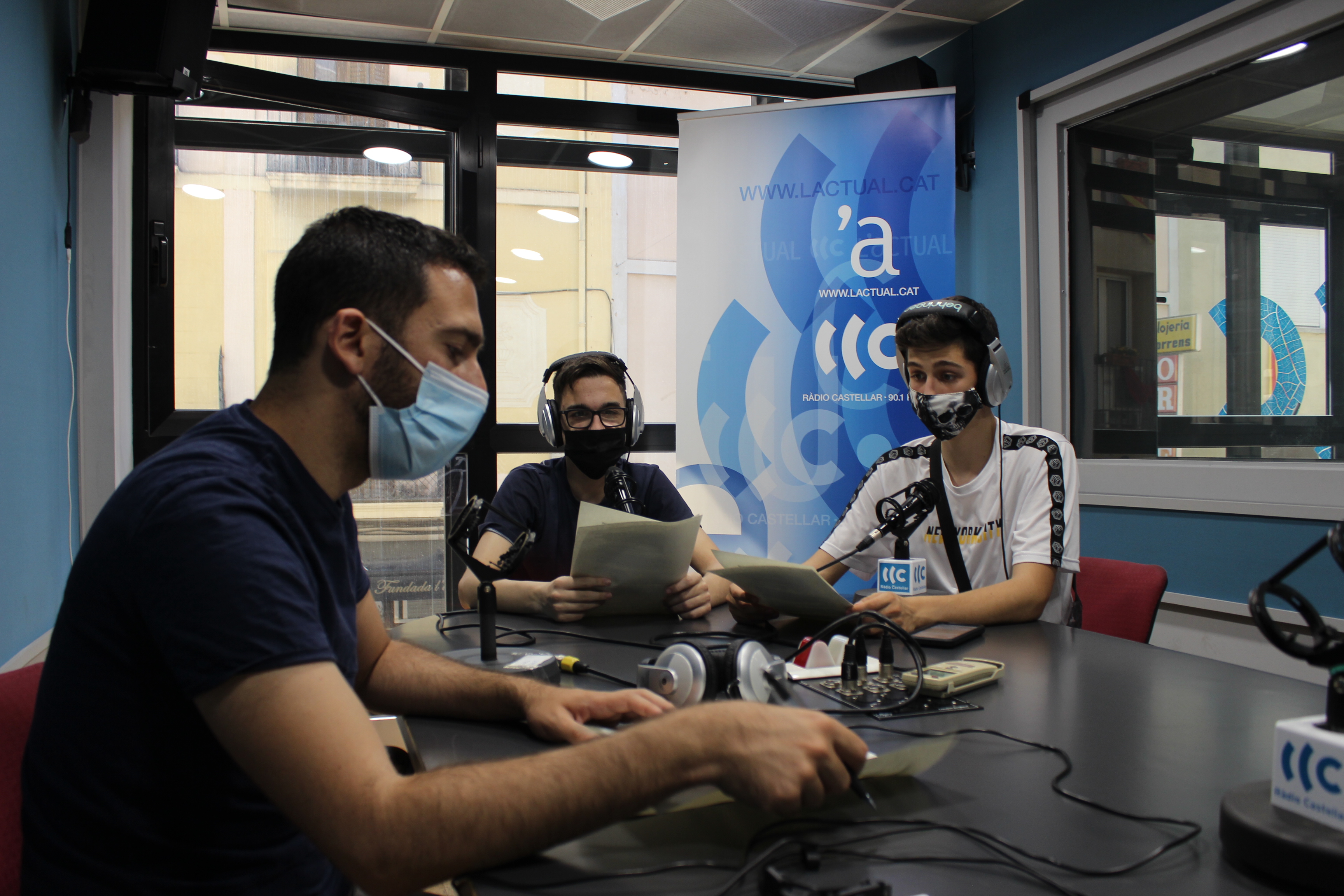 Alumnes de l’Institut Castellar a la ràdio municipal preparant un programa
