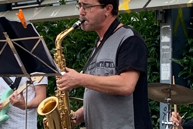 Juan Antonio Montosa, del combo Canvi de Plans de l'EMM Torre Balada tocant el saxo al Concert de colors