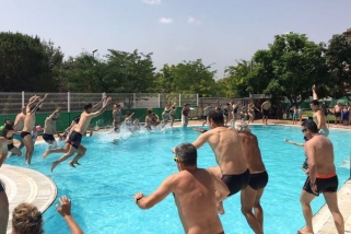 Diferents banyistes fent el salt massiu a la piscina exterior del SIGE Esport Castellar