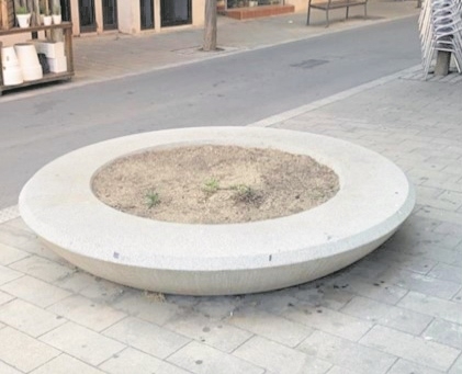 Una jardinera situada al carrer de Sala Boadella