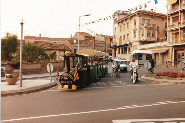 El Trenet de Festa Major el 1991, que feia un trajecte d'anada i tornada a la plaça Catalunya, sortint de la plaça Calissó