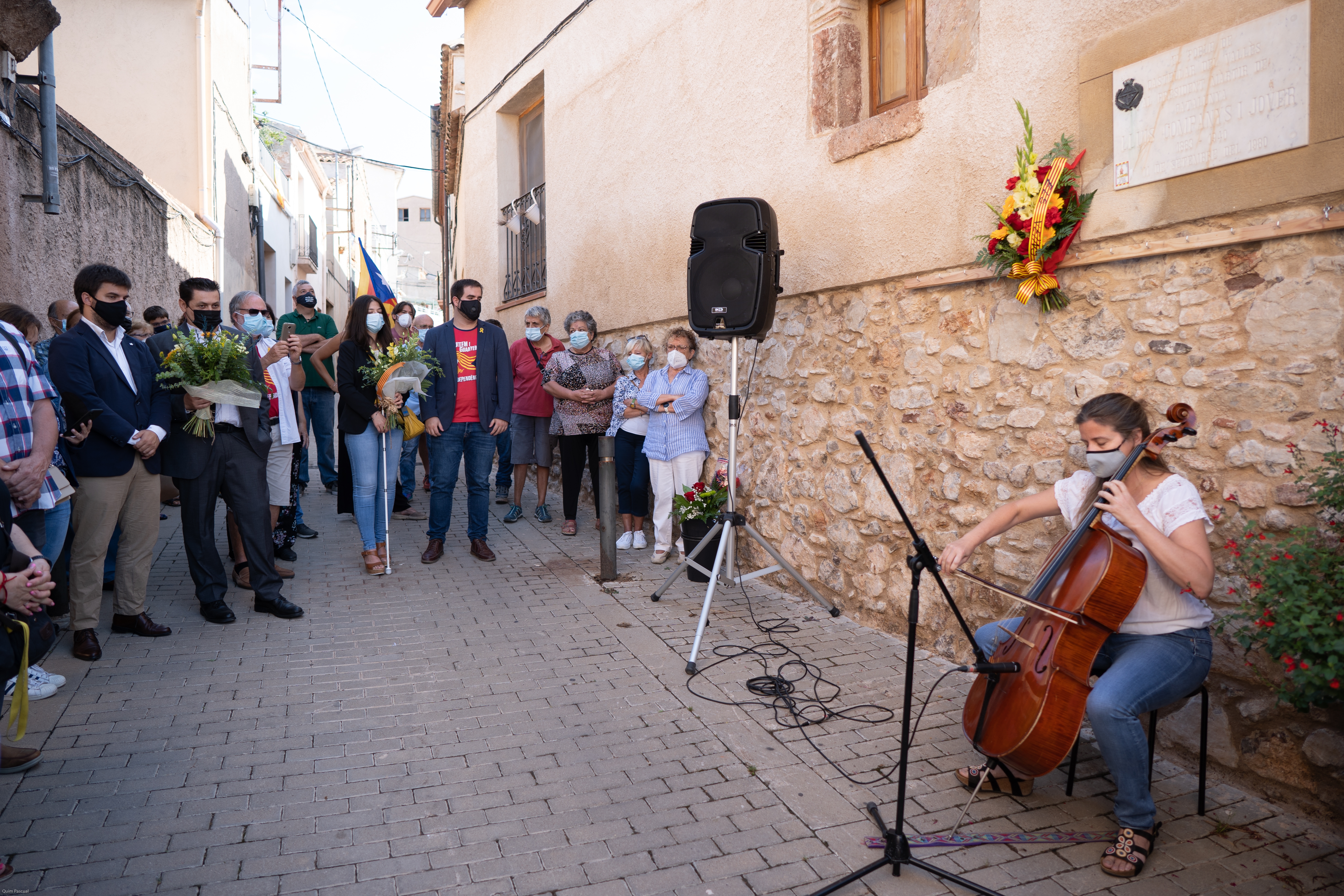 La violoncel·lista Laia Rocavert interpretant els Segadors al carrer de les Roques