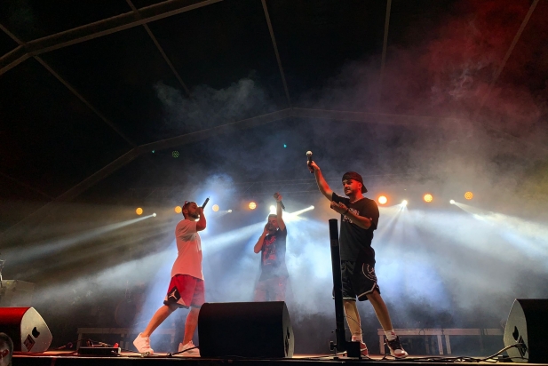 El grup de trap i reggaeton CE1NO durant el concert de Vilabarrakes - R.GÓMEZ