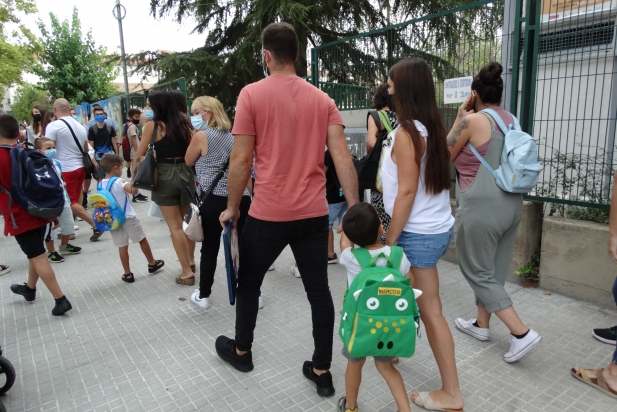 Pares i mares acompanyant els seus fills a l'entrada de l'IE Sant Esteve