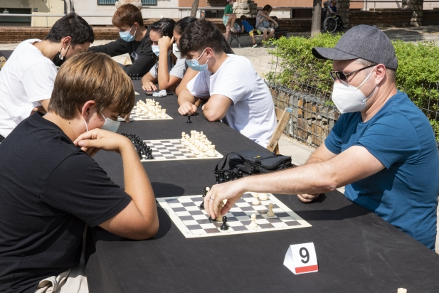 Participants en les partides ràpides d’escacs disputades a la plaça Major.|| A.S.A.
