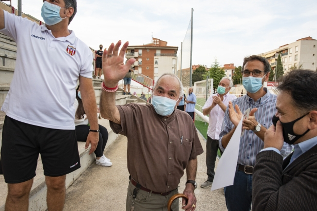 Els actes del futbol previs al partit van ser molt emotius amb l’entrega de reconeixements a antics jugadors.  || A.S.A.