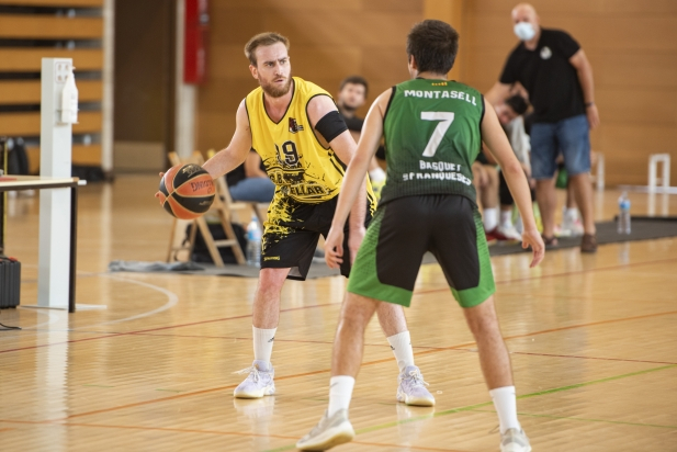 Els actes del futbol previs al partit van ser molt emotius amb l’entrega de reconeixements a antics jugadors.  || A.S.A.