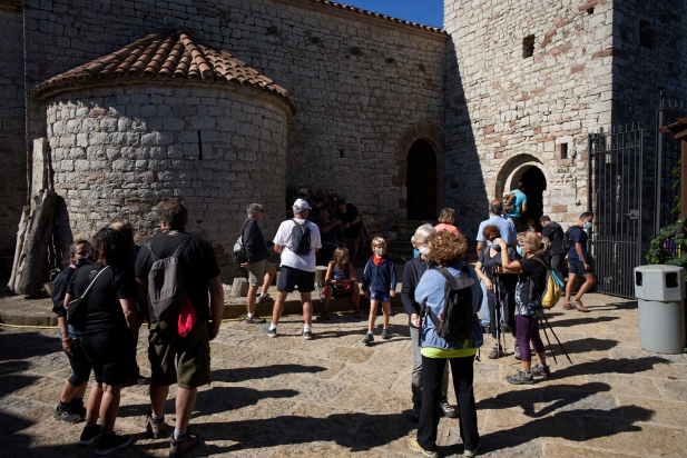 Participants de l'Aplec de Tardor del Puig de la Creu al peu del torreó || Q. Pascual