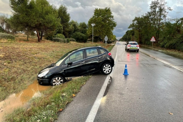 Un cotxe ha sortit de la via durant l'episodi de pluja - AJUNTAMENT