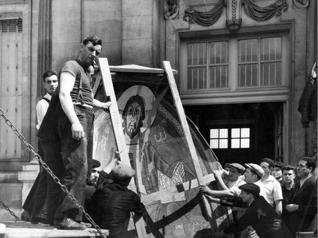 Arribada de les obres d'art romànic a París (1937). || Arxiu Nacional de Catalunya