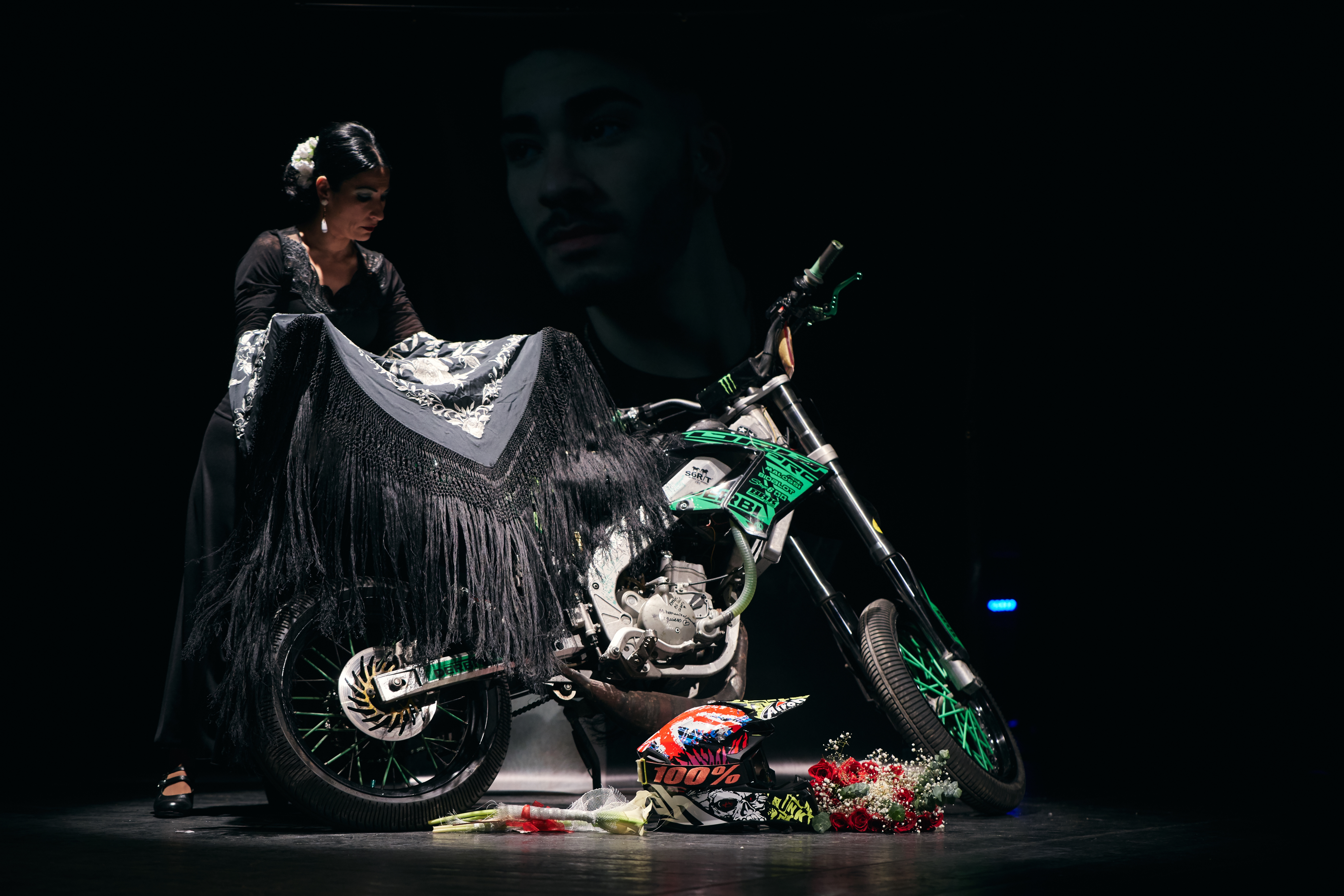 Noelia diposita la seva mantellina després de ballar al seient de la moto del seu fill