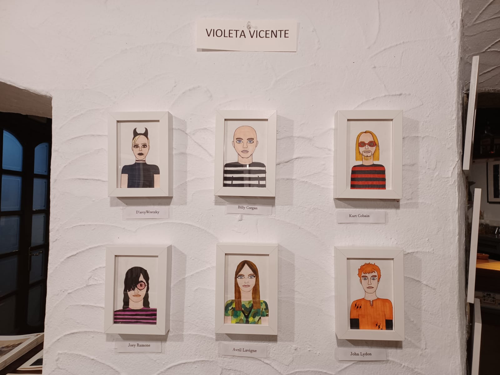 Retrats de la jove pintora Violeta Vicente, a la Taverna del Gall. || CEDIDA