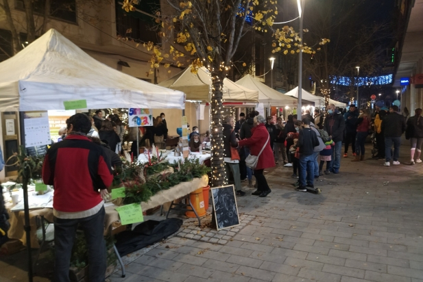 Llums, música i paradetes van forjar un ambient nadalenc a l'eix central de Castellar - L'Actual