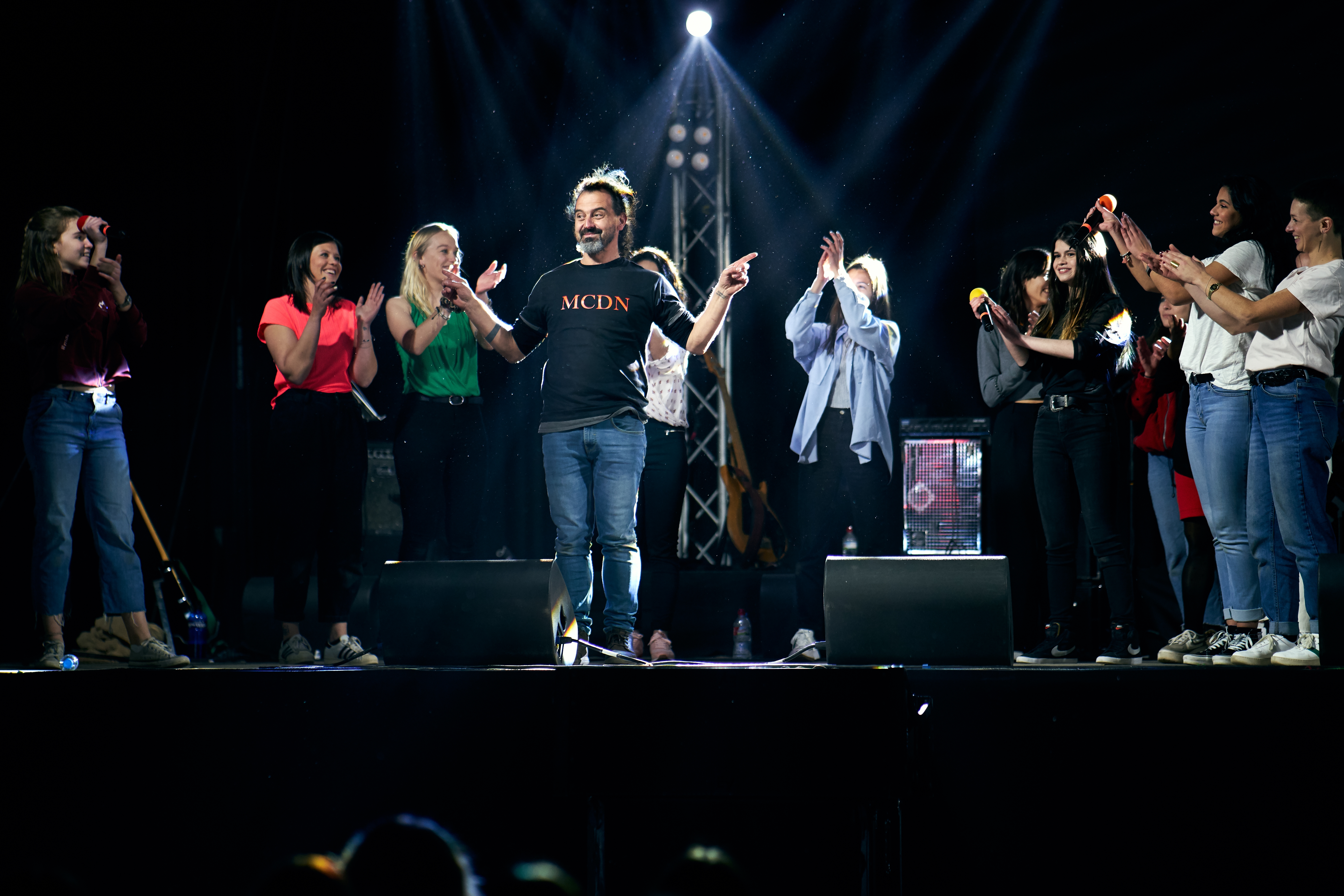 Al centre, Dani Coma, líder de la formació Macedònia, al concert de comiat amb totes les fruites. || Q. P.