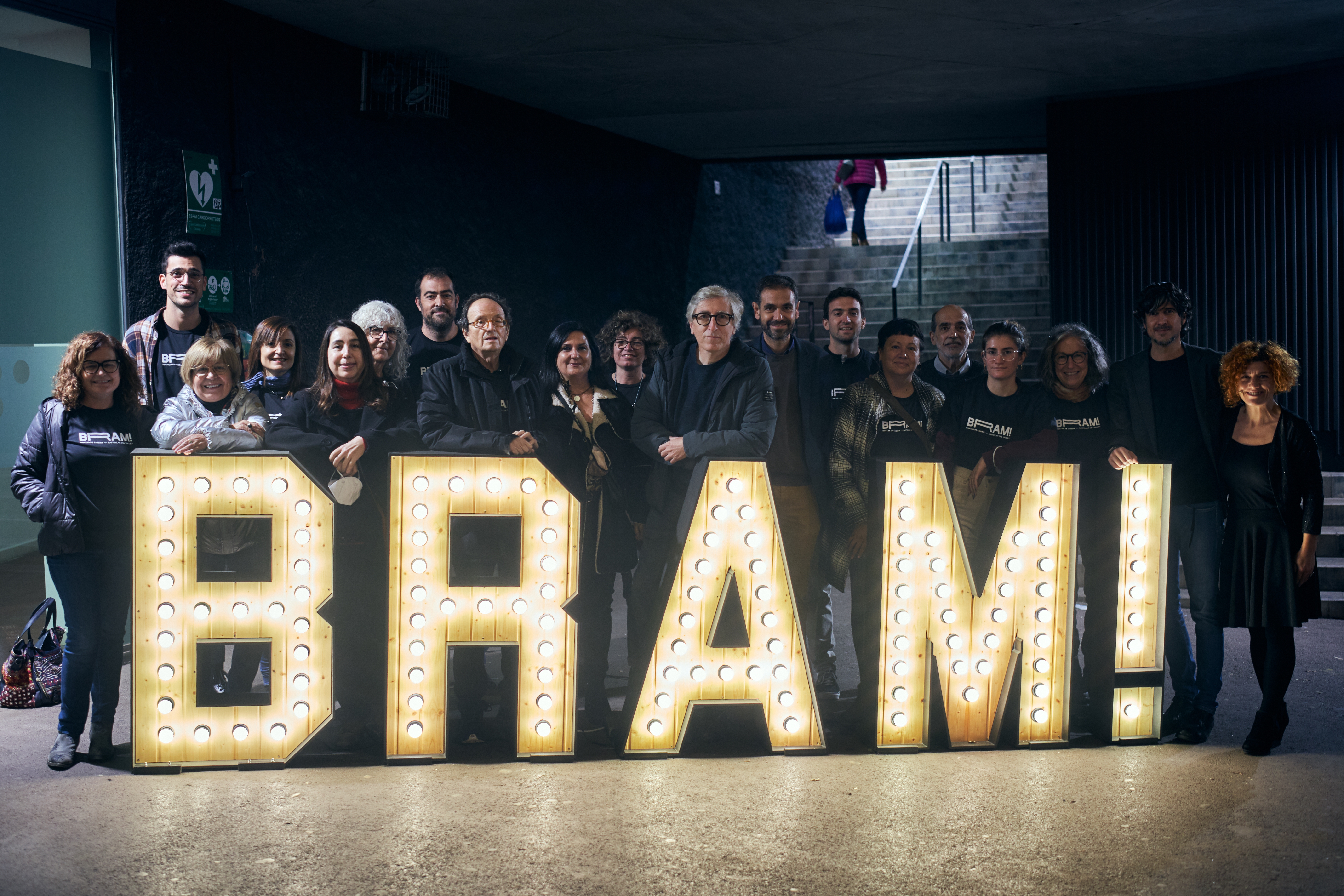 Foto de grup dels membres del Club Cinema Castellar i Ajuntament amb David Trueba, que va inaugurar la 13a Mostra de cinema, BRAM!. || Q. P.