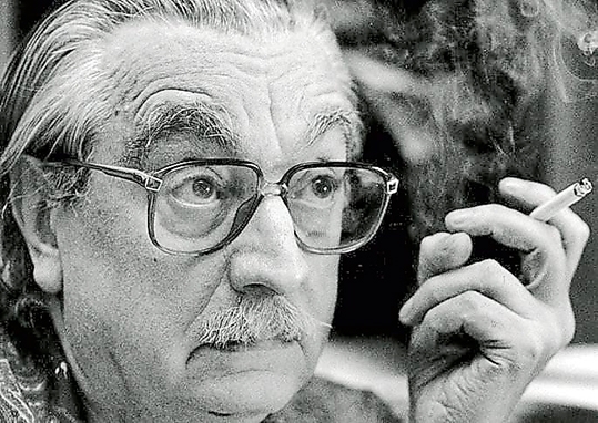 Icònica imatge de Joan Fuster, sempre amb la cigarreta a la mà, de qui es commemora el centenari. || CEDIDA