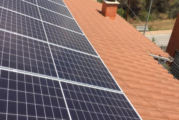 El terrat d'un habitatge de Castellar amb plaques solars