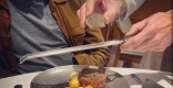 El xef Carles Calsina, del restaurant Garbí, ratllant una tòfona negra sobre el plat d'un dels comensals
