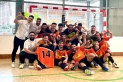 L’equip de l’FS Castellar celebrant l’ascens a Tercera Divisió després de superar el Ripollet per 4 a 2. || A.S.A.