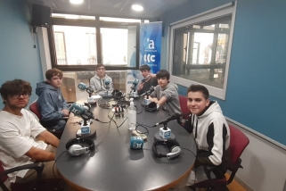 Els alumnes de l'Institut Castellar gravant el pòdcast sobre criptomonedes / C. D.