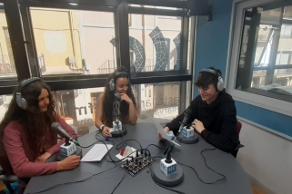 Una part del grup del pòdcast d'Oci per a joves als estudis de Ràdio Castellar / C. D.