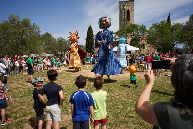 L'actuació dels gegants de Castellar, El Sol, la Lluna i l'Estel durant l'Aplec