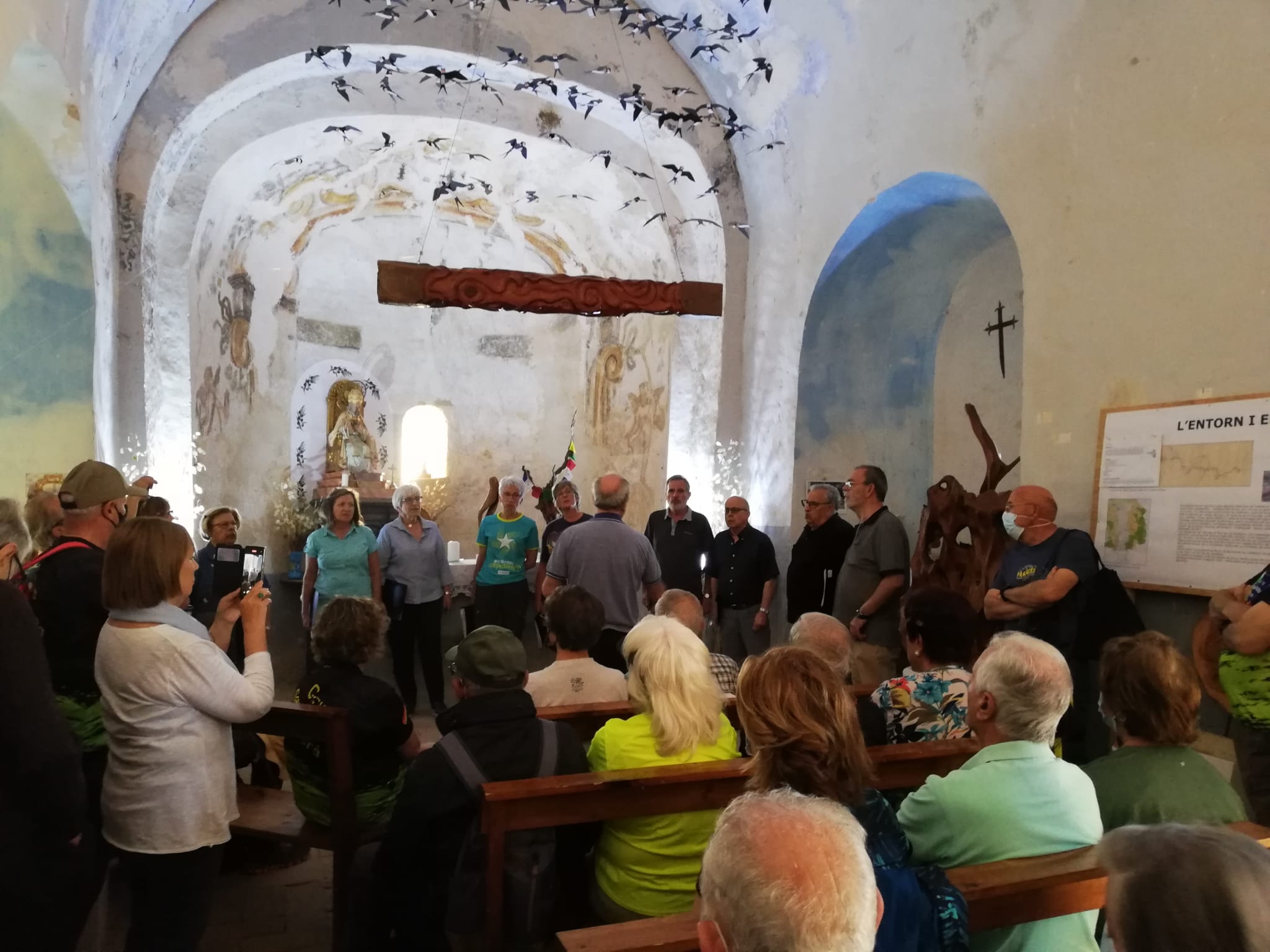 A l'interior de l'ermita de Sant Pere d'Ullastre, la coral de jubilats del BS. ||CEDIDA