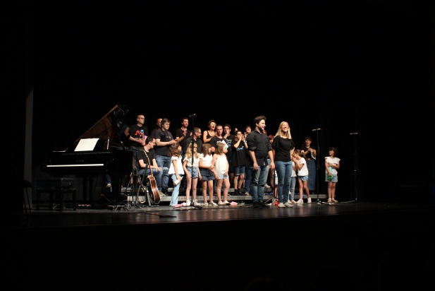 Cloenda del concert de la coral Pas a Pas en el tret de sotida de la 3a Marató de Suma+ Castellar - R.GÓMEZ