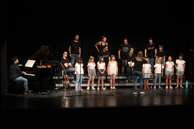 Una representació de la coral Pas a Pas en el concert de l'Auditori d'aquest dijous, el tret de sortida de la 3a Marató per la Diversitat - R.GÓMEZ