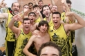 Els jugadors del CB Castellar celebrant la permanència a Tarragona.