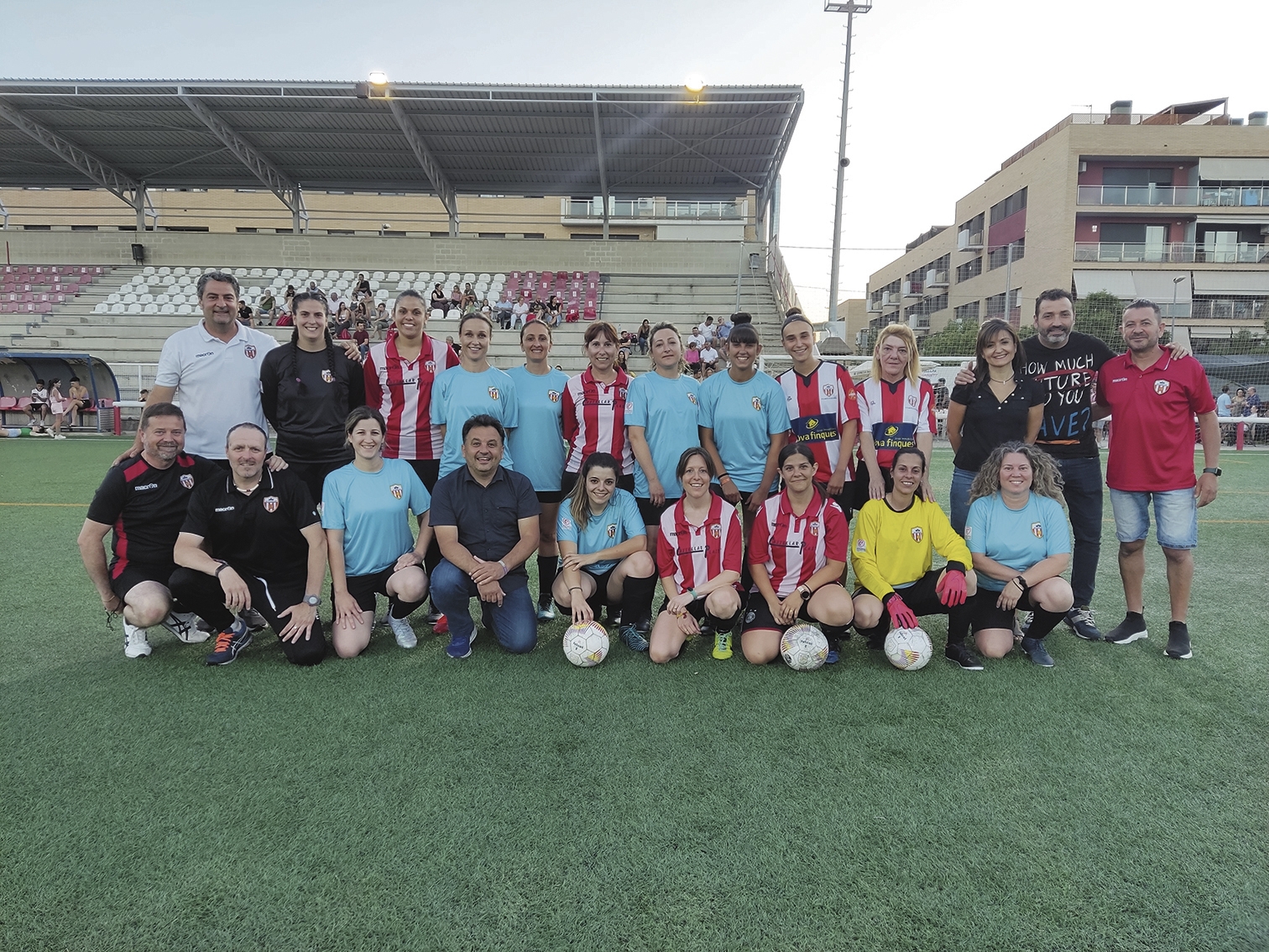Foto de grup el dia de l’estrena de l’equip veterà femení, durant el torneig Joan Cortiella, amb els regidors d’Esports i Feminisme i el president de la  Unió Esportiva Castellar. 