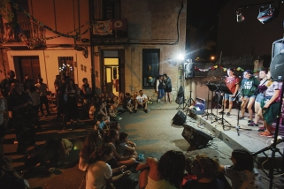El karaoke a la revetlla de Sant Joan de l'AV El Pujalet el 2019