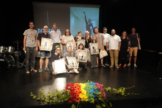 Foto de famíli amb alguns dels participants i els creadors de 'Jo soc', amb el regidor Dani Pérez i l'alcalde Ignasi Giménez, dimecres passat - A.P.