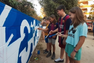 Joves pintant el mural, amb l'ajuda de l'espai Nadryv, a la plaça Francesc Macià / C. Domene