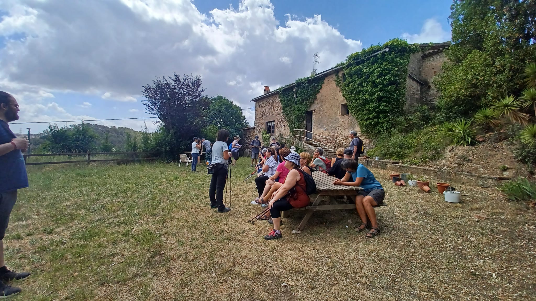 Participants a l'itinerari, a la casa pairal de Joan Arús, a Can Juliana. || M. A.