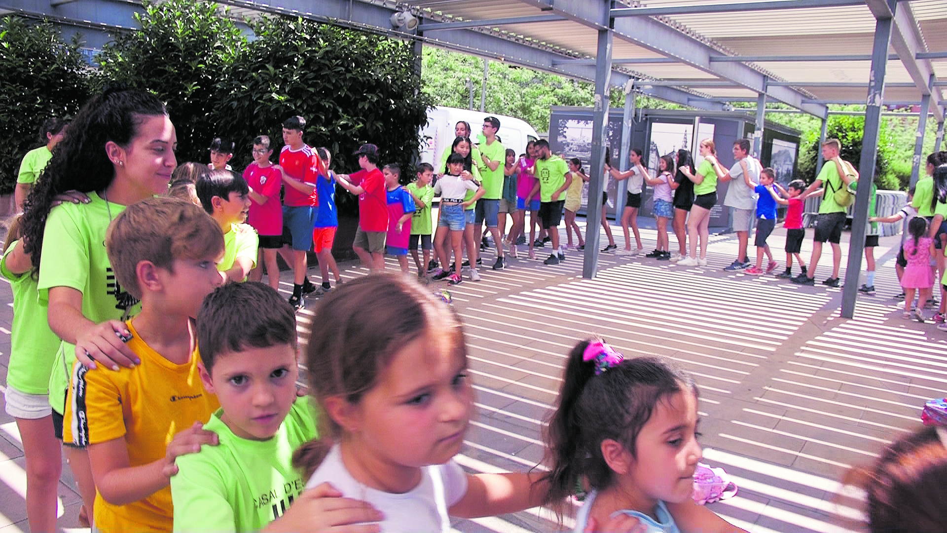 Els Xispis fent una activitat amb tots els grups que formen part del casal a la plaça d’El Mirador / C. Díaz