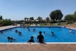 Una de les opcions per fer passar la calor és fer un capbussó. Molts castellarencs van gaudir de la piscina de la Penya Arlequinada el cap de setmana  / Penya Arlequinada