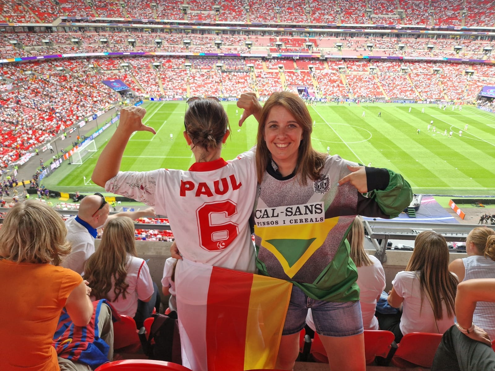 Paul i Vallejo amb les seves samarretes de la UEC a l'estadi de Wembley